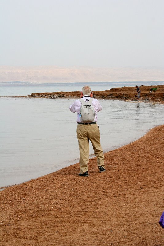 Turista a la riva de la Mar Morta